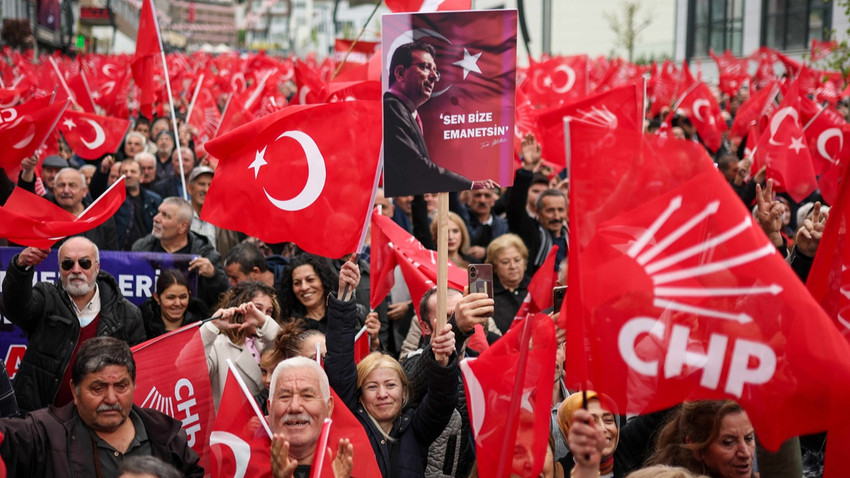ÜÇ SAAT ÖNCE İKİ ARKADAŞLA BİR ARAYA GELİP SİYASİ MÜLAHAZALARI DEĞERLENDİRDİK