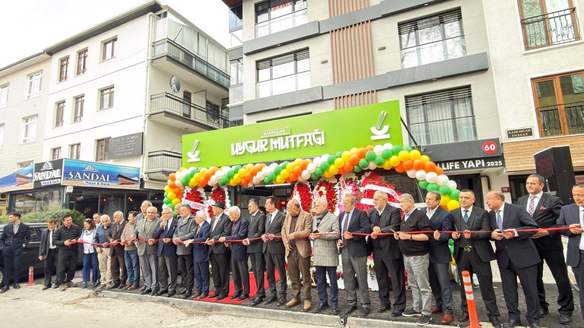 UYGUR TÜRKLERİ ANKARA’DA KÜLTÜRLERİNİ TANITTI
