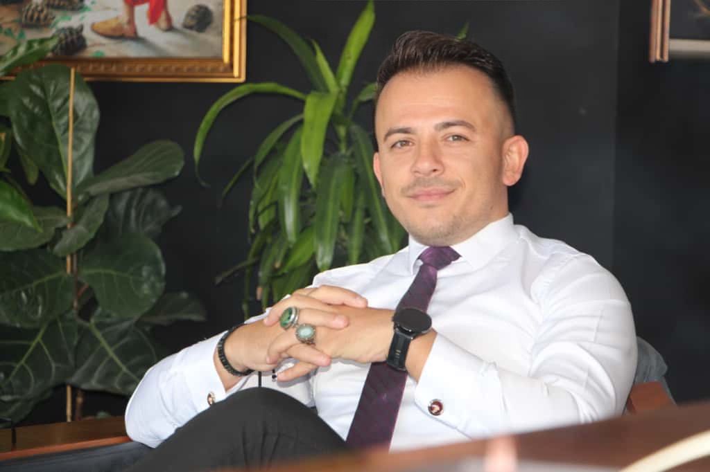 İLKER KARA  “ GİZLİ BAŞARI YOLLARI “ ADLI KİTABINI YAINLADI