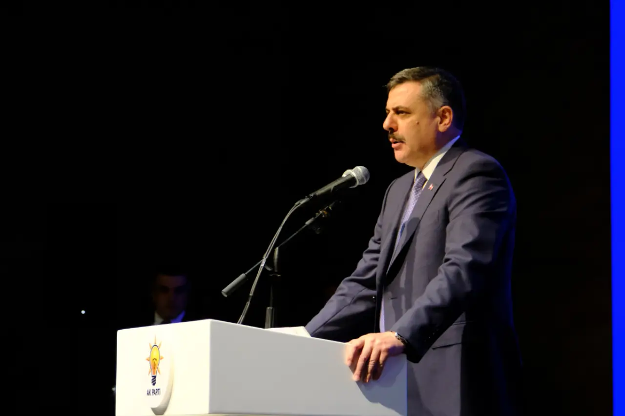 İÇİŞLİRİ BAKANI MUSTAFA ÇİFTÇİ'NİN ÇORUM TİCARET ODASIKONFERANS SALONUNDA YAPTIĞI KONUŞMADA ALKIŞ SESLERİ YERİ GÖĞÜ TİTRETTİ