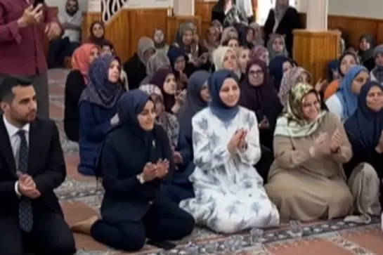 Tesettürlü giyimi ile bilinen ve bu arada hiç de aşırıya kaçmayan Kaymakam şık ve zarafetin öncüsü oluyor.